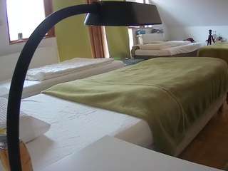 Ce modèle est en direct maintenant. voyeurcam-julmodels-bed-2