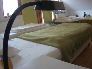 Ten model jest teraz na żywo. voyeurcam-julmodels-bed-2