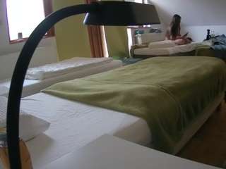 Acest model este live acum. voyeurcam-julmodels-bed-2