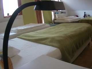 Questo modello è in diretta ora. voyeurcam-julmodels-bed-2