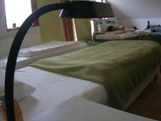 Model ini sedang live sekarang. voyeurcam-julmodels-bed-2