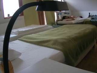 Ce modèle est en direct maintenant. voyeurcam-julmodels-bed-2