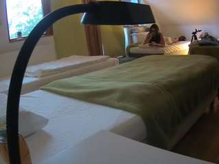 यह मॉडल अभी लाइव है. voyeurcam-julmodels-bed-2