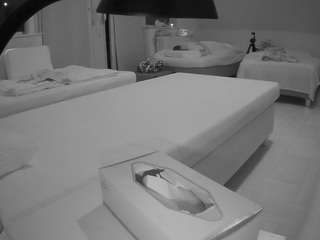 该模特正在直播。 voyeurcam-julmodels-bed-2