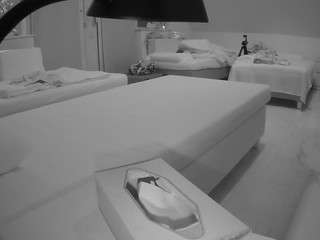 このモデルは現在ライブ中です。 voyeurcam-julmodels-bed-2