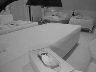 هذا النموذج مباشر الآن. voyeurcam-julmodels-bed-2