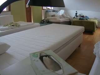 Bu model şu anda canlı. voyeurcam-julmodels-bed-2