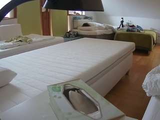 이 모델은 현재 라이브 중입니다. voyeurcam-julmodels-bed-2