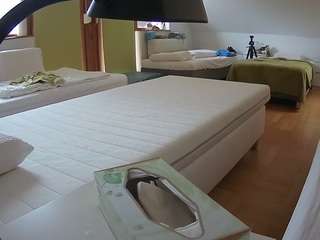 यह मॉडल अभी लाइव है. voyeurcam-julmodels-bed-2