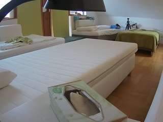 यह मॉडल अभी लाइव है. voyeurcam-julmodels-bed-2