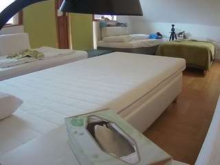 Dit model is nu live. voyeurcam-julmodels-bed-2