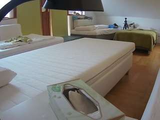 Ця модель зараз онлайн. voyeurcam-julmodels-bed-2
