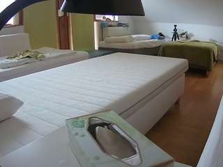 Model ini sedang live sekarang. voyeurcam-julmodels-bed-2