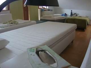 该模特正在直播。 voyeurcam-julmodels-bed-2
