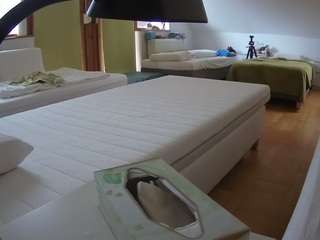 Ten model jest teraz na żywo. voyeurcam-julmodels-bed-2