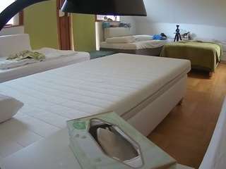 Acest model este live acum. voyeurcam-julmodels-bed-2