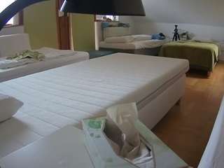 Acest model este live acum. voyeurcam-julmodels-bed-2