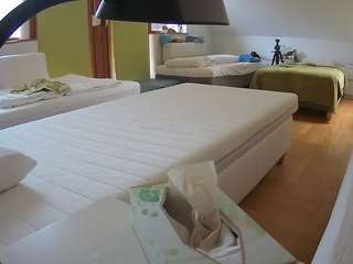 Mẫu này đang trực tiếp. voyeurcam-julmodels-bed-2