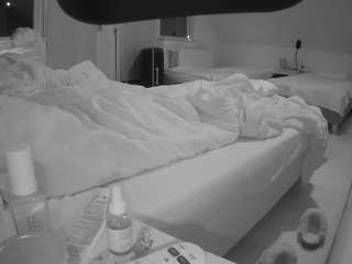 voyeurcam-julmodels-bed-2