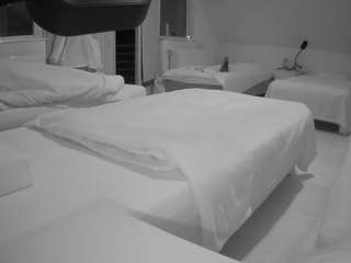 voyeurcam-julmodels-bed-2