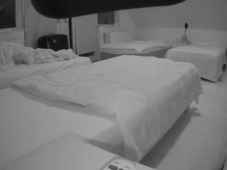 voyeurcam-julmodels-bed-2 live webcam show