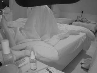 voyeurcam-julmodels-bed-2 live webcam show