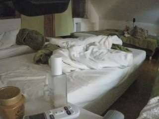 voyeurcam-julmodels-bed-2