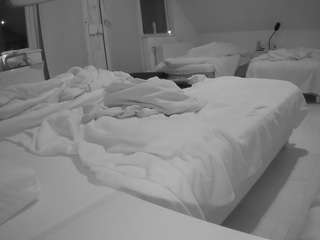 voyeurcam-julmodels-bed-2
