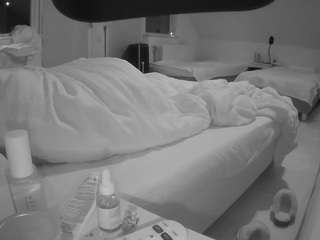 voyeurcam-julmodels-bed-2