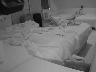 voyeurcam-julmodels-bed-2