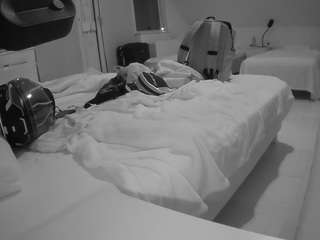 voyeurcam-julmodels-bed-2