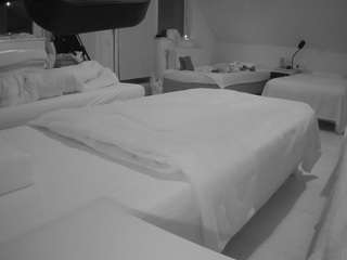 voyeurcam-julmodels-bed-2
