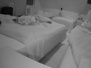 voyeurcam-julmodels-bed-2