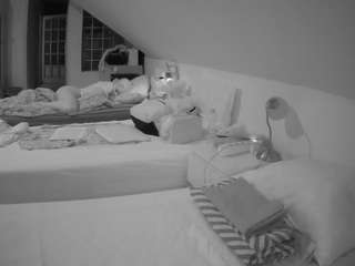voyeurcam-julmodels-bed-3 webcam