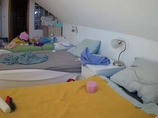 voyeurcam-julmodels-bed-3 camsoda Xhamsterchat 