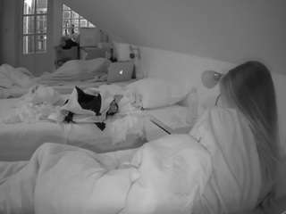 camsoda voyeurcam-julmodels-bed-3