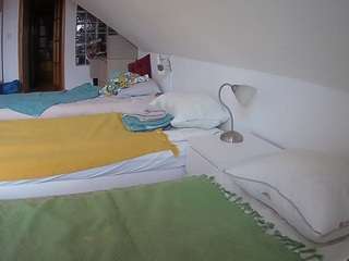 Vouyeur House camsoda voyeurcam-julmodels-bed-3