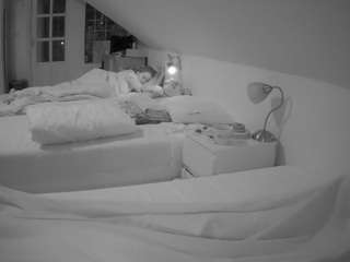 Vojeur House camsoda voyeurcam-julmodels-bed-3