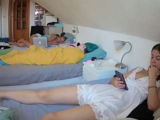 voyeurcam-julmodels-bed-3 webcam