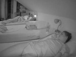 Reallifecam House camsoda voyeurcam-julmodels-bed-3