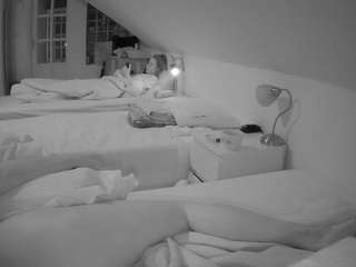 Live House Voyeur camsoda voyeurcam-julmodels-bed-3