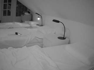 voyeurcam-julmodels-bed-3