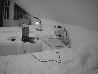 voyeurcam-julmodels-bed-3