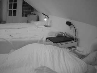 voyeurcam-julmodels-bed-3 webcam model