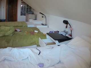 voyeurcam-julmodels-bed-3