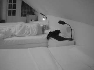 voyeurcam-julmodels-bed-3 camsoda
