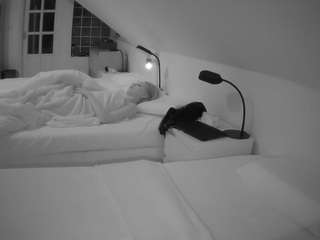 voyeurcam-julmodels-bed-3 camsoda