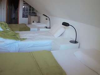 voyeurcam-julmodels-bed-3 camsoda