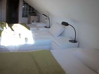 voyeurcam-julmodels-bed-3 camsoda