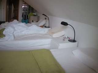 voyeurcam-julmodels-bed-3 Thumb Image